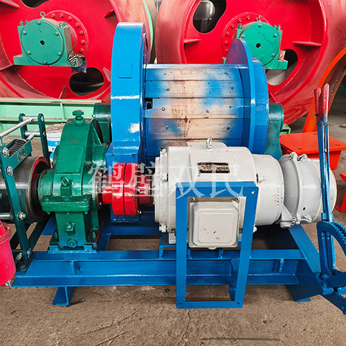 鑿井絞車廠家生產(chǎn)的JT-0.8×0.6P礦用提升絞車發(fā)貨！